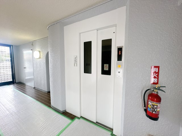 エレベーター付きで上階への移動も安心♪