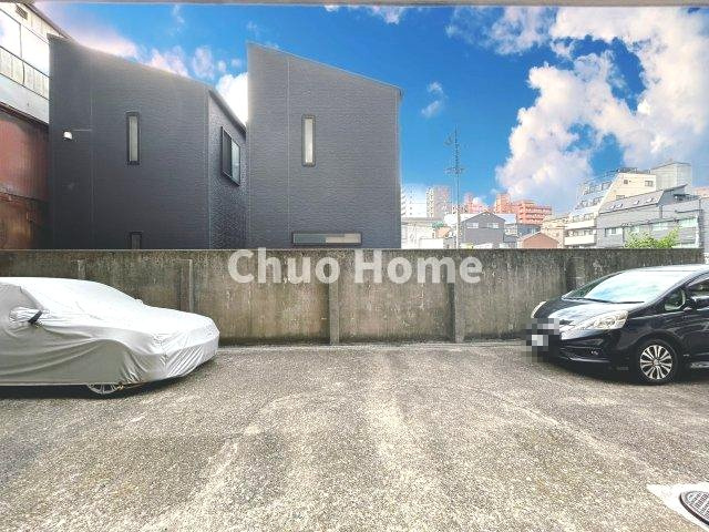 【敷地内駐車場】最新の空き状況や費用などの詳細は担当スタッフまでお問い合わせください。