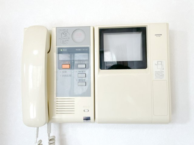 カラーモニターインターホン！声だけでなく来訪者の姿や顔がモニターで確認できるので、小さなお子様がいらっしゃるご家庭でも安心できます！