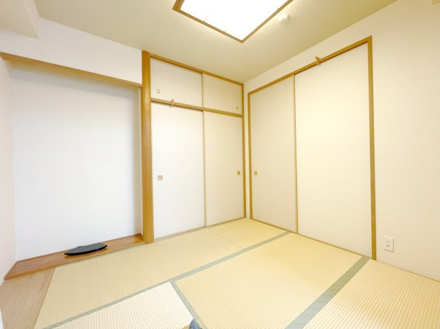 一室あると便利な和室は客間としてだけでなく、小さなお子様のプレイルームや食後のくつろぎスペースとしてもご利用いただけます。収納もついていますので大活躍間違いなし！