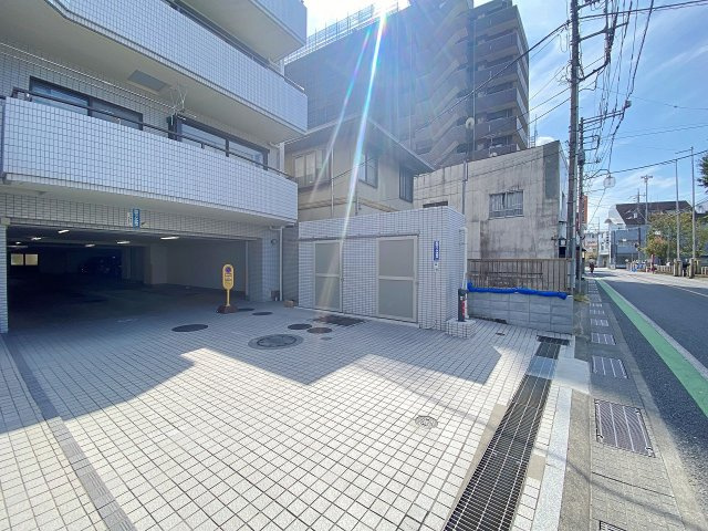 いつでも綺麗に整理整頓されている清潔感あふれる敷地内のゴミ捨て場です。24時間いつでもスムーズにゴミ出しを行うことができるため、お部屋の中をいつでもすっきりと快適に保てます。