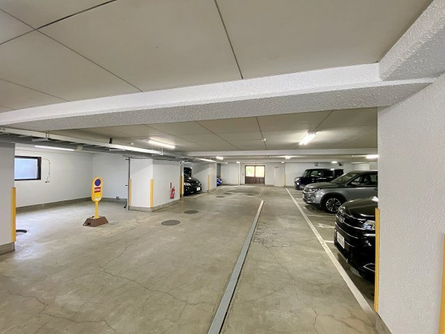 大切なお車を安心して駐車していただける広々とした敷地内の平面駐車場です。お車の出し入れがスムーズに行える余裕のあるスペースを確保しており、毎日の通勤やお出かけも快適です。