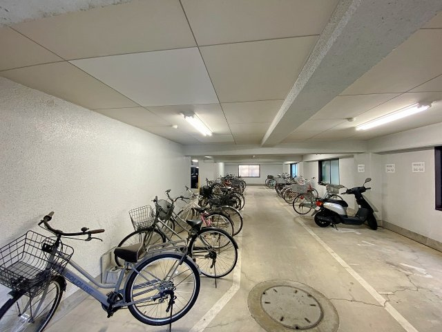屋根付きで雨風から大切な自転車をしっかりと守ってくれる整然とした駐輪場です。使い勝手が良く出し入れもスムーズに行える設計になっており、毎日の通勤や通学におとても便利です。