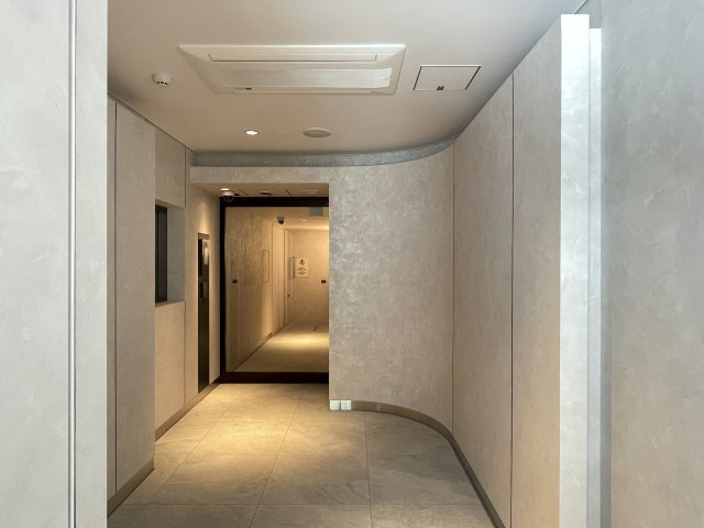 明るく広々としたエントランスが迎えてくれます。　