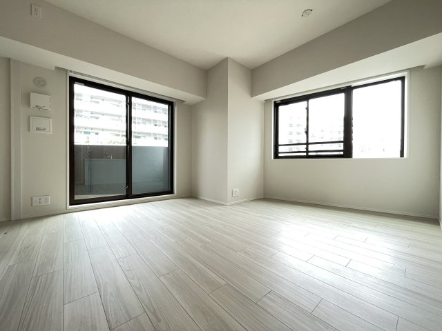 2面採光のお部屋は、日中は照明がいらないほど、明るい光が射し込みます。　