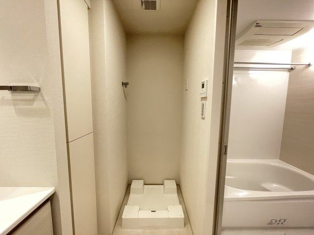 洗濯機置き場の横には可動式の棚もあり、タオルやストックもたっぷり収納出来ます。　