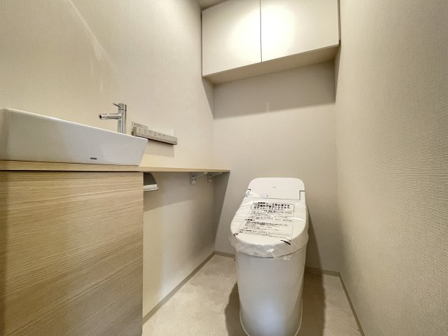 温水洗浄便座付きの清潔感あるトイレは、落ち着いた空間に。　