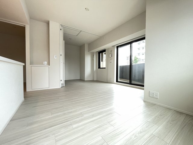 LD横の洋室の扉を開けて解放感ある空間に。　