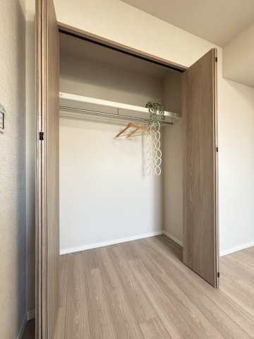 【バルコニー側洋室　クローゼット】衣類や荷物の整理に便利な収納
