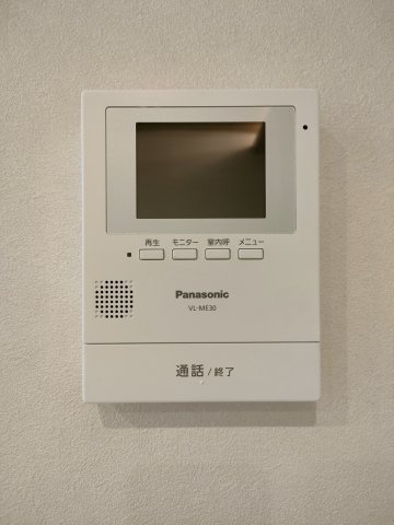 【インターホン】　訪問者の顔を見ることができるので、安心してドアを開けられます。