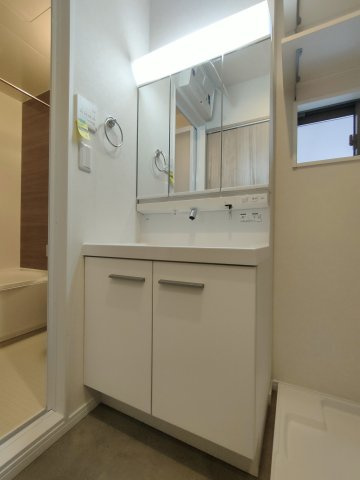 【独立洗面台】　収納力と機能性に優れたお手入れラクラク三面鏡洗面化粧台です。朝の身支度もこれで快適です！