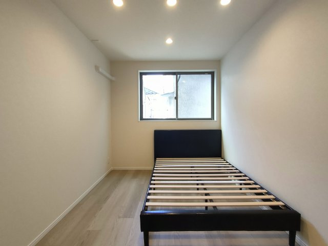 【洋室約5.6帖】　窓がやや高めの位置にあるので、家具の邪魔をせずインテリアコーディネートがしやすそうですね。