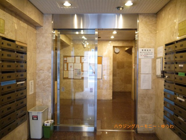 清潔感と歓迎感があるエントランスホールとなります。