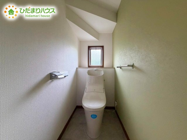 小窓が付いているので、トイレも明るい空間になっております♪