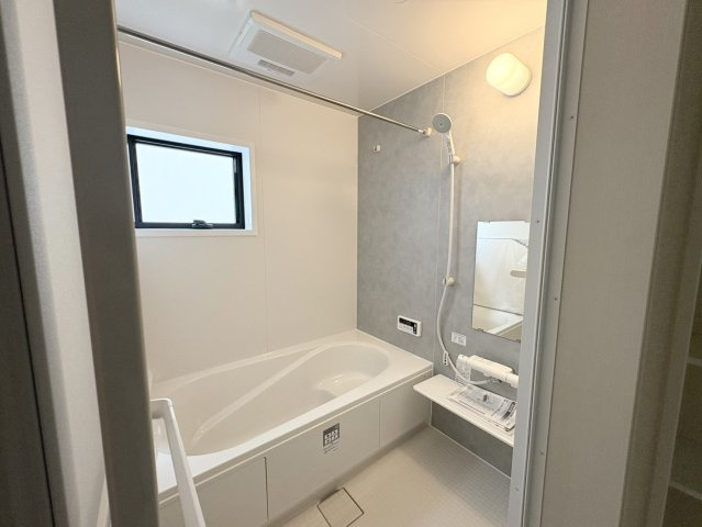 雨の日や夜でも洗濯物が乾かせる便利な浴室乾燥機つき！