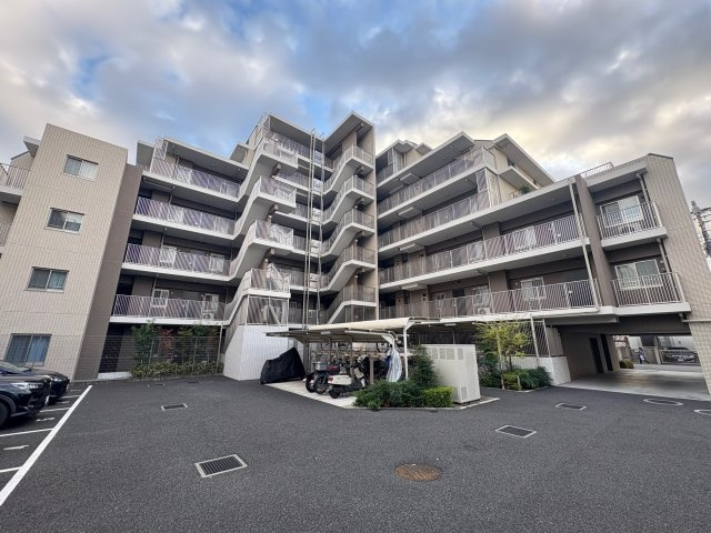 街並みに調和する、上質でモダンなタイル張りデザイン