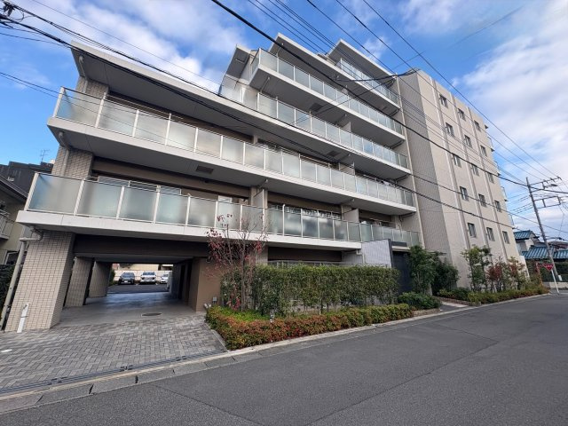 ベージュを基調とした上質なタイル張りの外観デザインが、街並みに美しく映えます