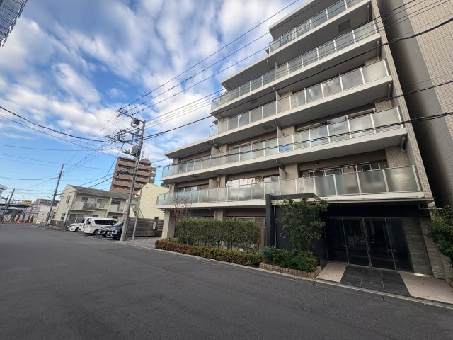 駅至近の利便性を誇りながら、落ち着いた住環境に調和する端正な佇まい