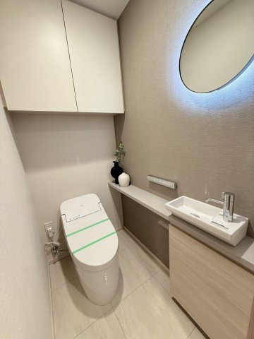 温水洗浄便座付きの清潔感あるトイレ空間。シンプルで落ち着いた内装に仕上げられており、毎日快適に使用できるよう機能性にも配慮されています。