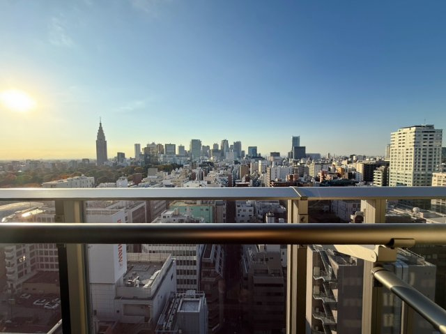 高層階ならではの眺望が楽しめる住戸。遠くまで見渡せる景色が、日常に特別感を添えます。昼夜で異なる表情を見せ、帰宅するたびに心が満たされる贅沢なビューです。