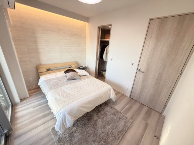 落ち着いた色味でまとめられた洋室は、ベッドや収納家具を配置してもゆとりがあり、主寝室としても快適にお使いいただけます。一日の疲れを癒す、穏やかな時間を過ごせる一室です。