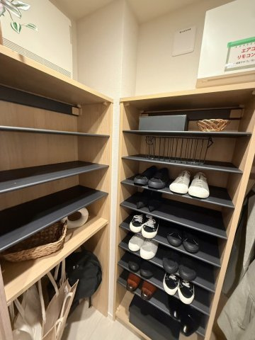 玄関横にシューズインクロゼットを設置。靴だけでなく、アウトドア用品なども収納でき、玄関周りを美しく保てます。