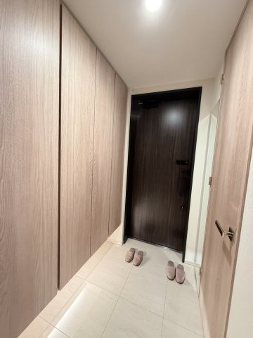 落ち着いた照明と素材感が印象的な、ホテルライクな玄関空間。外から内へと気持ちを切り替えられる設えで、帰宅するたびに上質な暮らしを実感できます。
