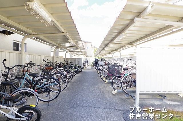 屋根付きの駐輪場がございます！