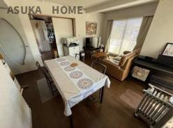 LDKと隣接した洋室は、リビングを広く使う事もできるので汎用性が高い間取りになってます。