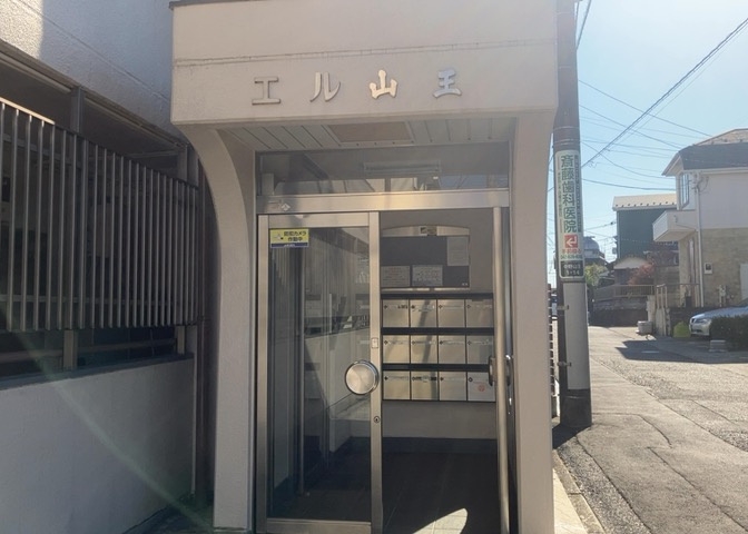 玄関は家の顔でもあり、家族以外の目にも止まる場所です。玄関は外との間を仕切る扉、靴などをしまっておく収納スペース、靴脱ぎのたたきスペース、来客とのやり取りをするドアホンなど複数のアイテムからなります。
