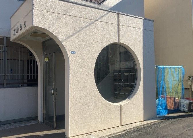 共用部分は、一棟の建物に住む区分所有者全員が共同で所有するとし、共用部分の管理、補修などは、区分所有者で形成される管理組合が行います。個人の判断で勝手に変更することはできませんので覚えておきましょう。