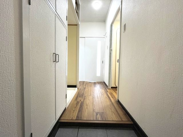 白い壁に囲まれた玄関は明るい空間でお客様を迎えれます。