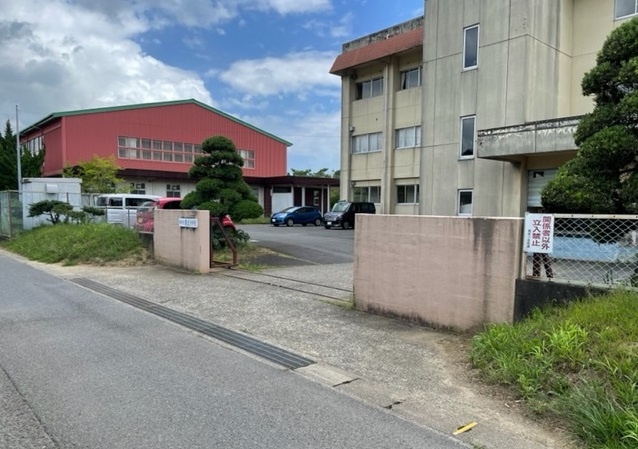 目の前に小学校があります