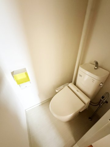 TOTO製の温水洗浄便座付きトイレです。