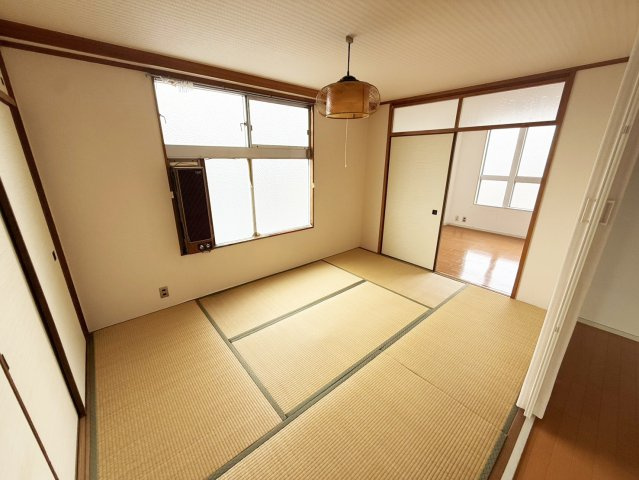 LDK隣接の和室約6帖です。