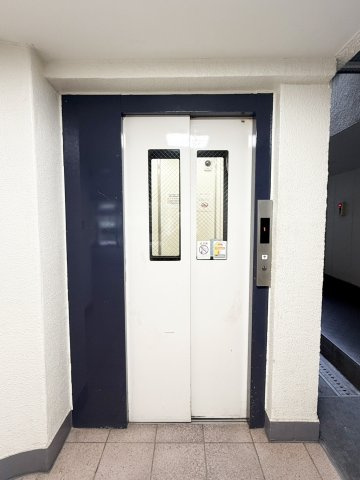 各階停止のエレベーターです。