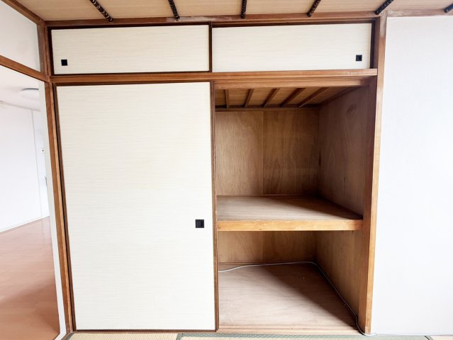 和室の押入れです。奥行きもあり、収納量充実です。