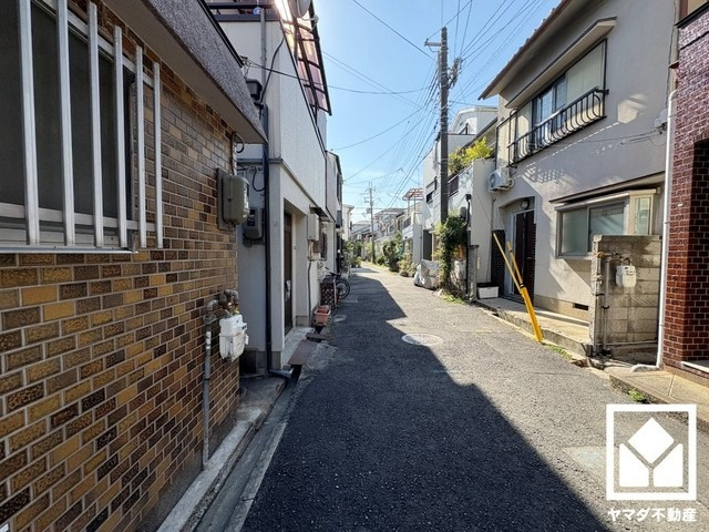 平担地なので傾斜が少なく、自転車やベビーカーでの移動も楽ちんです。建築コストが抑えられ、建物設計の自由度が高まります。バリアフリー設計にも適しています。