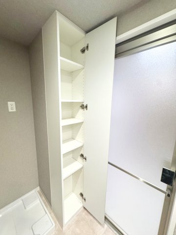 洗面室には洗剤やタオルなどを収納できるリネン庫つき！