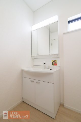 【洗髪洗面化粧台／現地完成写真】三面鏡タイプの独立洗面台です。鏡の裏は収納になっていて便利です。