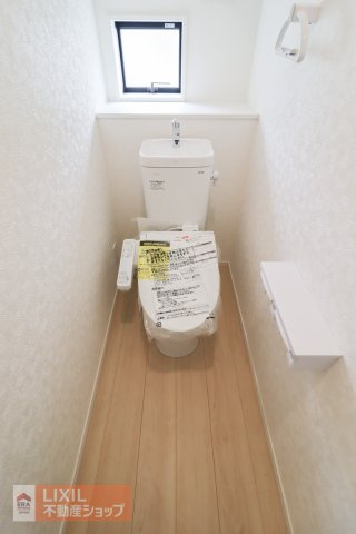 【トイレ／現地完成写真】温水洗浄機能と暖房便座機能が備わったトイレ。タオル掛けも標準で設置済です。