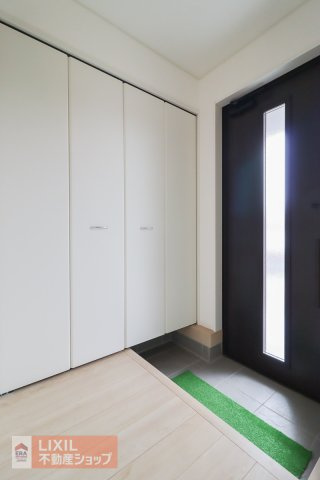 【玄関／現地完成写真】ゆったりと明るい玄関が皆様をお出迎え。玄関収納で整理整頓がしやすくいです。