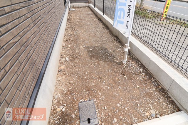 【お庭／現地完成写真】お庭は色々な使い方ができます。駐輪スペースの拡張、物置で収納力アップ等。