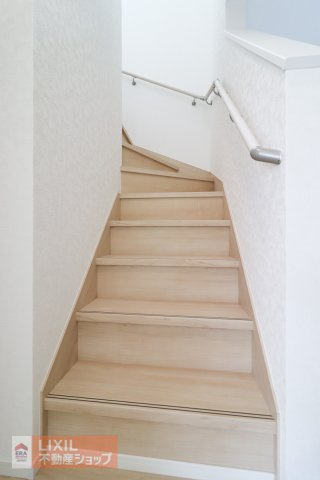 【内装／現地完成写真】リビングの近くに階段がありますので、ご家族と顔を合わせる機会が自然と増えます。