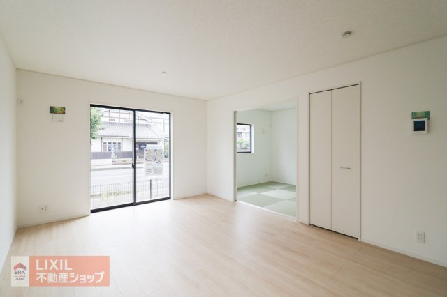 【リビングダイニング／現地完成写真】明るい日差しの入るリビングは家族団らんの場所にはピッタリです。