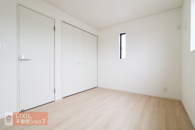 【子供部屋／現地完成写真】クローゼットがついていおり、学習机、ベッドを設置するのに丁度よい広さ。