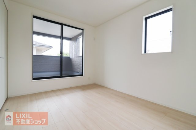 【寝室／現地完成写真】2階の洋室です。バルコニーへ直接出入りができて便利です。