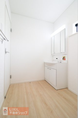 【脱衣場／現地完成写真】脱衣場への目線対策として天井にロールスクリーンを設置するご提案もいたします。