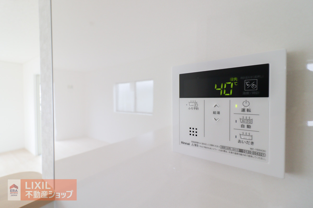【温水設備／現地完成写真】LDKから操作できる給湯スイッチ。見やすいパネルタイプを採用しています。