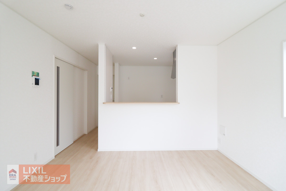 【ダイニング／現地完成写真】家族でくつろげるダイニング。テーブルを置いてもゆとりのある広さ。